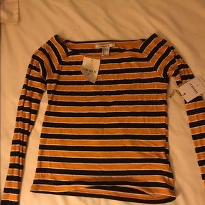 Long sleeves off shoulder shirt💛💙